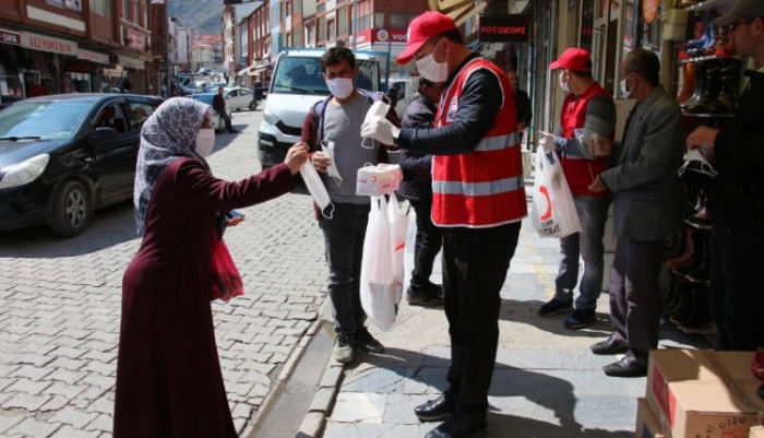 Kızılay Oltu’da maske ve dezenfekten dağıttı