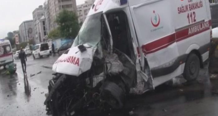 Kontrolden çıkan ambulans tabela direğine çarptı, 3 yaralı