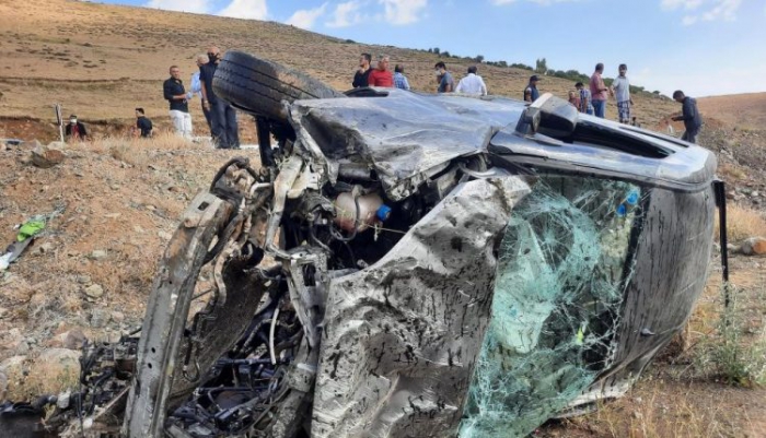 Kontrolden çıkan araç takla atarak şarampole uçtu:3 yaralı