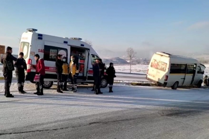 Kontrolden çıkan servis minibüsü refüje çıktı: 8 yaralı