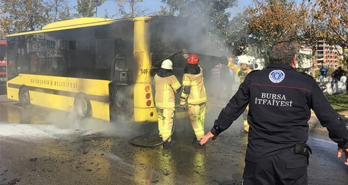 Korku dolu dakikalar! Belediye otobüsü alev aldı, o anlar kameralara yansıdı