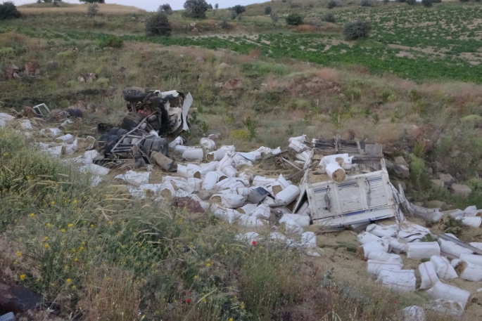 Korkunç kaza! Şarampole uçan kamyon kağıt gibi ezildi: 3 ölü