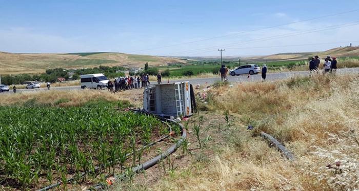 Korkunç kaza! Tarım işçilerini taşıyan kamyonet devrildi: 35 yaralı