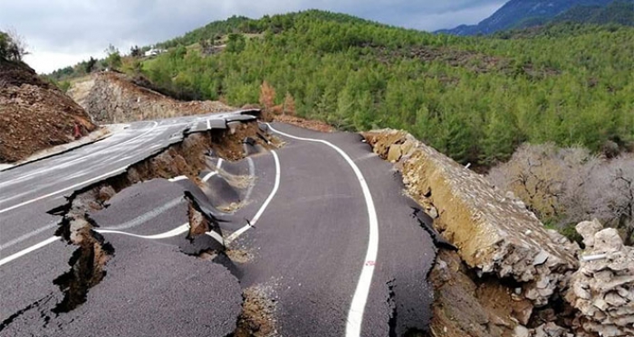 Korkunç olay! Yol çöktü…