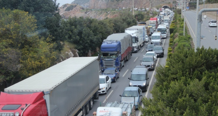 Korona virüs uygulamasında kilometrelerce araç kuyruğu