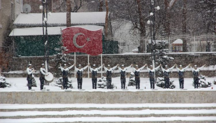 Lapa lapa yağan kar Erzurum’u beyaza bürüdü