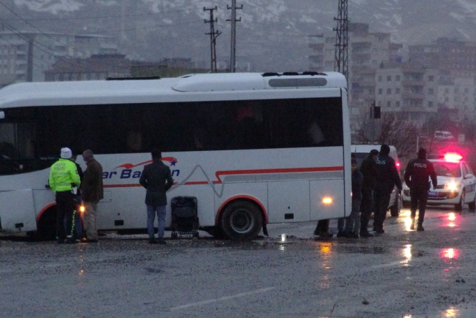 Lastiği patlayan yolcu midibüsü refüje çarpıp karşı şeride geçti: 2 yaralı