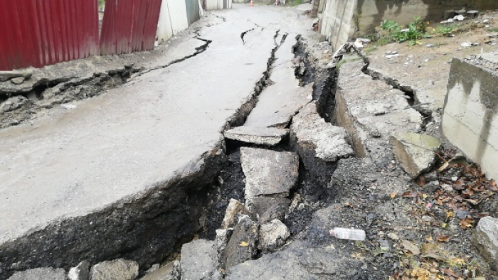 Mahalle ulaşıma kapandı yol çöktü