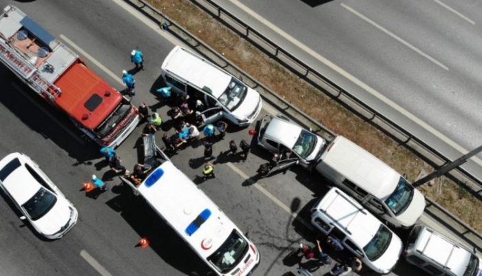 Maltepe E-5’te 5 araç birbirine girdi: 1’i ağır 4 yaralı