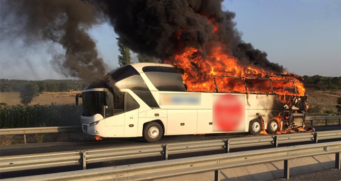 Manisa’da yolcu otobüsü alev alev yandı