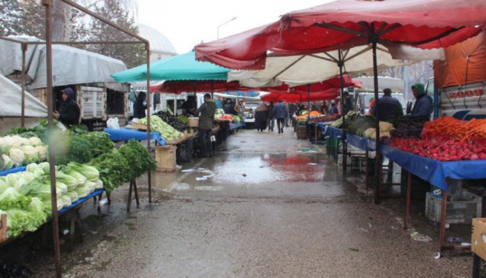 Marketlerdeki kalabalık pazara yansımadı, meyve fiyatları yarı yarıya düştü