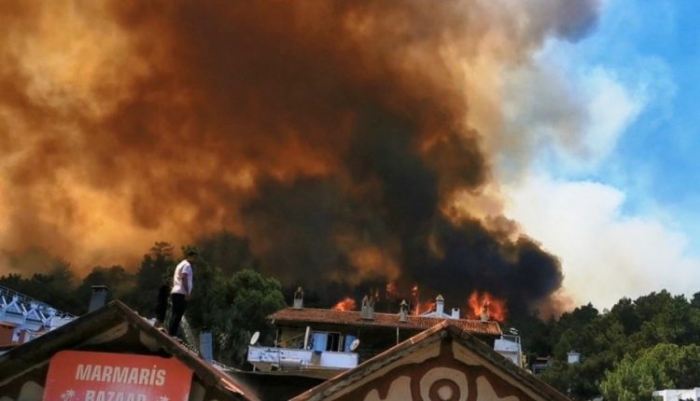 Marmaris’te alevler yerleşim yerlerini tehdit ediyor