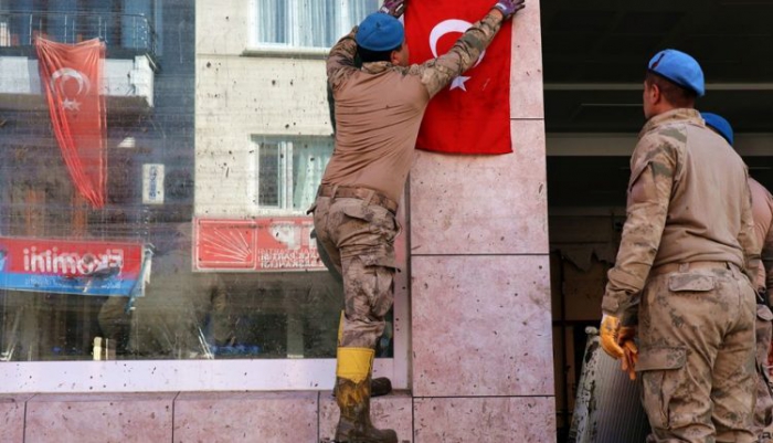 Mehmetçik sel bölgesinde bayrak sevgisini bir kez daha gösterdi