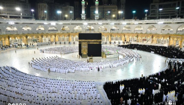 Mescid-i Haram’da sosyal mesafesiz ilk namaz kılındı