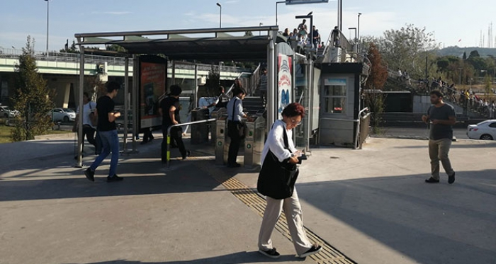 Metrobüs durağındaki üstgeçit paralı oldu, vatandaşlar şaşkına döndü