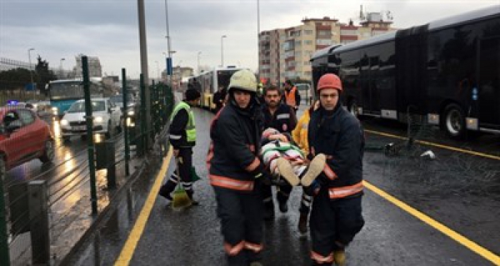 Metrobüste korkunç kaza! 7 yaralı