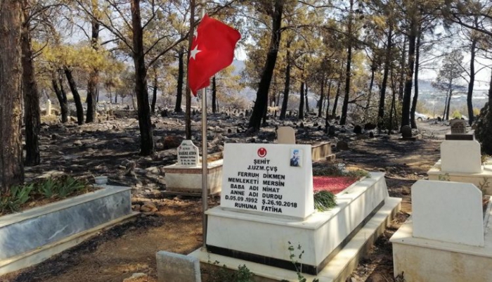 Mezarlık yandı, şehidin mezarı ve bayrak sapasağlam ayakta kaldı