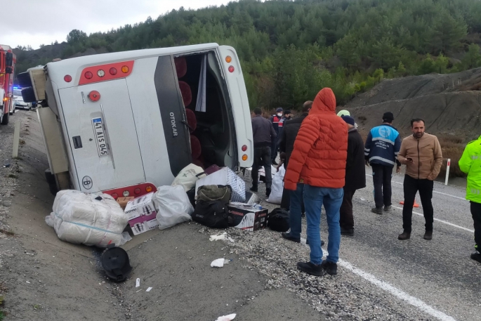 Midibüs devrildi: 3'ü ağır 12 kişi yaralandı