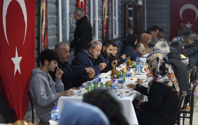 Millî Savunma Bakanı Hulusi Akar Hatay’da Şehit Aileleri ve Gazilerle İftar Yaptı