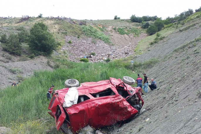 Minibüs uçuruma yuvarlandı. 4 ölü, 1 yaralı