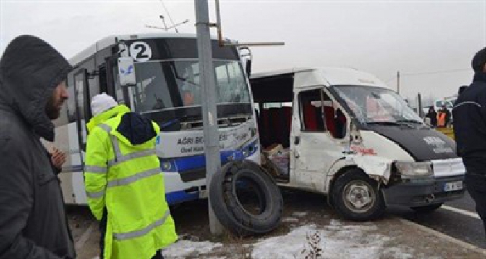 Minibüsler çarpıştı: 1 ölü, 9 yaralı