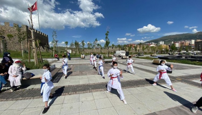 Miniklerden sosyal mesafeli ve maskeli spor gösterisi