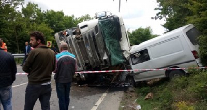 Moloz yüklü kamyon dehşet saçtı: 1 ölü, 8 yaralı