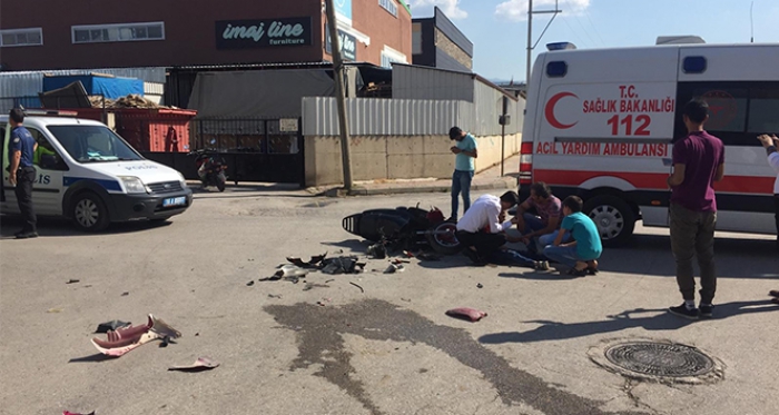 Motosiklet ile minibüs çarpıştı: 1’i ağır 2 yaralı