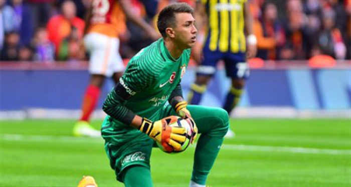 Muslera cezalı duruma düştü