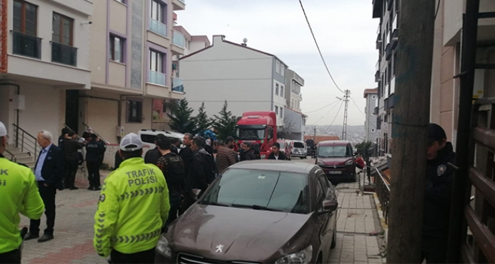 Müteahhitle apartman sakinlerinin koku kavgası kanlı bitti: 2 ölü, 1 yaralı