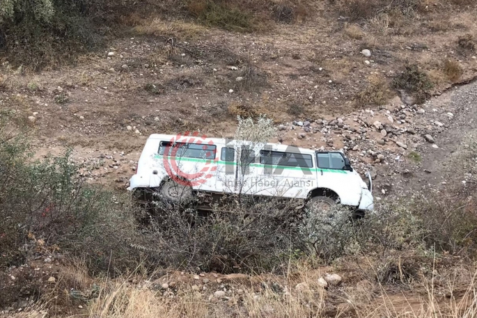 Öğrenci servisi dere yatağına devrildi: 15'i çocuk 16 yaralı