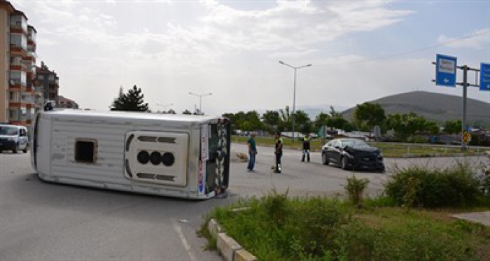 Öğrenci servisi ile otomobil çarpıştı: 7 yaralı