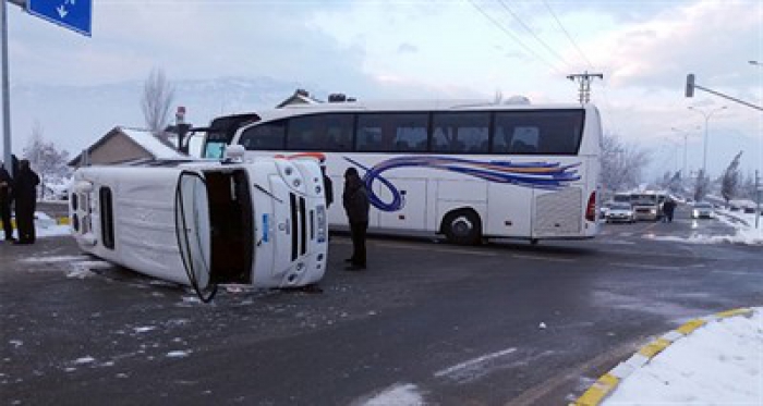 Öğrenci servisi ile yolcu otobüsü çarpıştı: 18 öğrenci yaralı