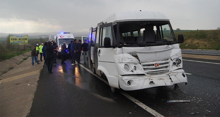 Öğrenci servisi kamyona çarptı: 15 yaralı