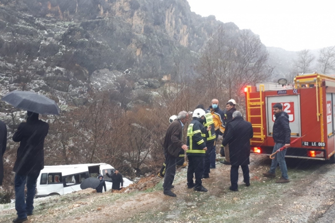 Öğrenci servisi şarampole devrildi: 10 yaralı