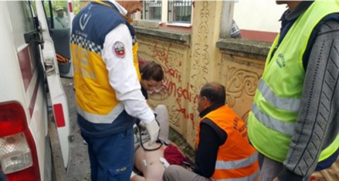 Okul hizmetlisi öğrenci yakınlarını bıçakladı: 2 yaralı