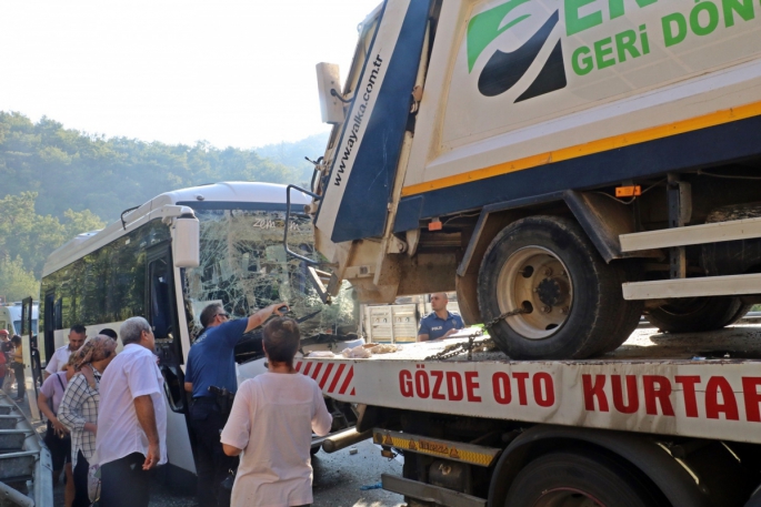 Otel servis midibüsü kamyon yüklü çekiciyle çarpıştı: 4'ü ağır 27 yaralı