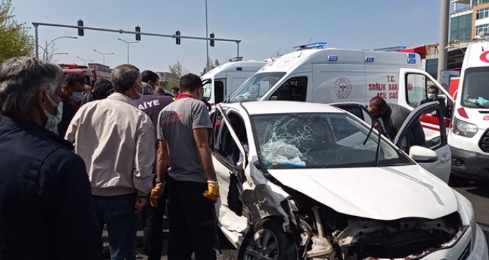 Otomobil, dönüşü yasak olan yola girdi: 5’i ağır 7 yaralı