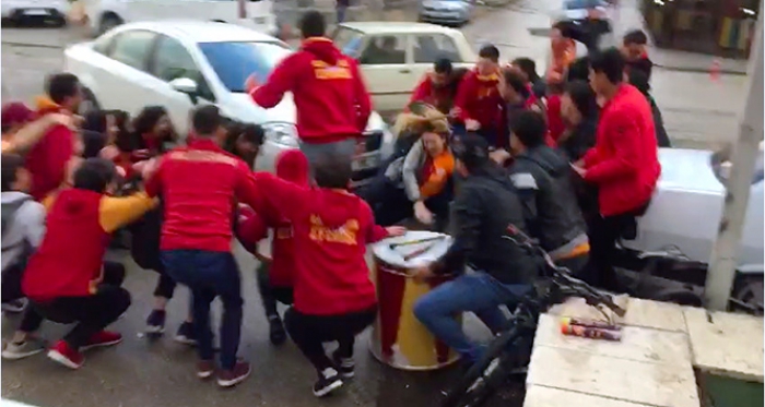 Otomobil, Galatasaraylı taraftarların arasına daldı! O anlar kamerada…