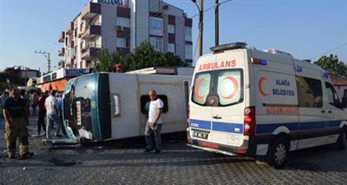 Otomobil ile minibüs çarpıştı: 6 yaralı