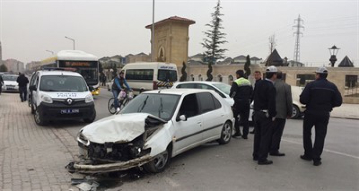 Otomobil öğrenci servisi ile çarpıştı: 15 yaralı