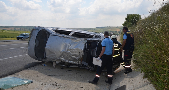 Otomobil su kanalına devrildi: 4 yaralı