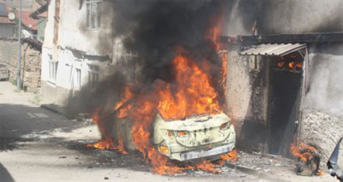 Otomobilde başlayan yangında iki ev alevlere teslim oldu