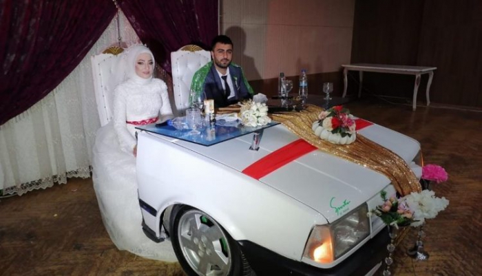 Otomobilin ön tarafını kesti gelin damat masası yaptı