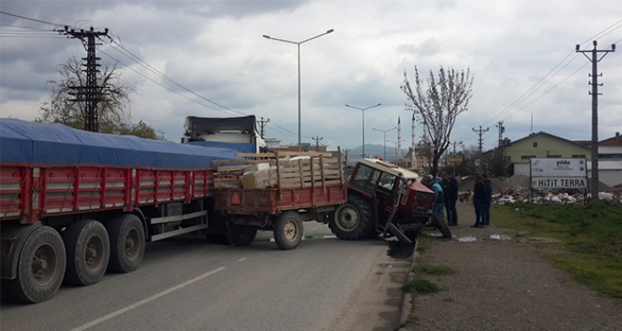 Otomobille çarpışan traktör ikiye ayrıldı