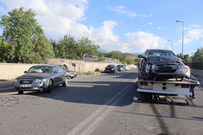 Otomobiller çarpıştı: 6 yaralı!