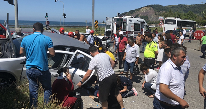 Otomobiller kavşakta çarpıştı, ortalık savaş alanına döndü: 6 yaralı