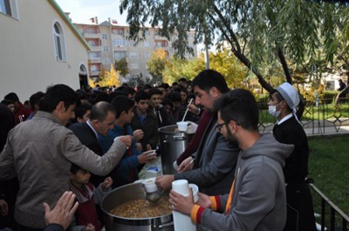 Palandöken AK Parti İlçe Teşkilatı aşure dağıttı