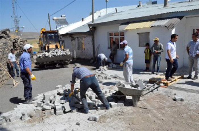 Palandöken Belediyesi 25 köyde sokakları kilit taşı ile nakış nakış işledi