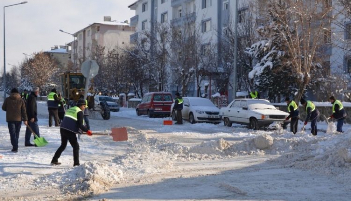 Palandöken Belediyesi karı şehir dışına taşıdı